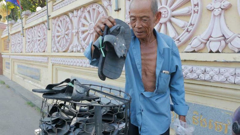 Making sandals from tires: The pensioner who refuses to quit